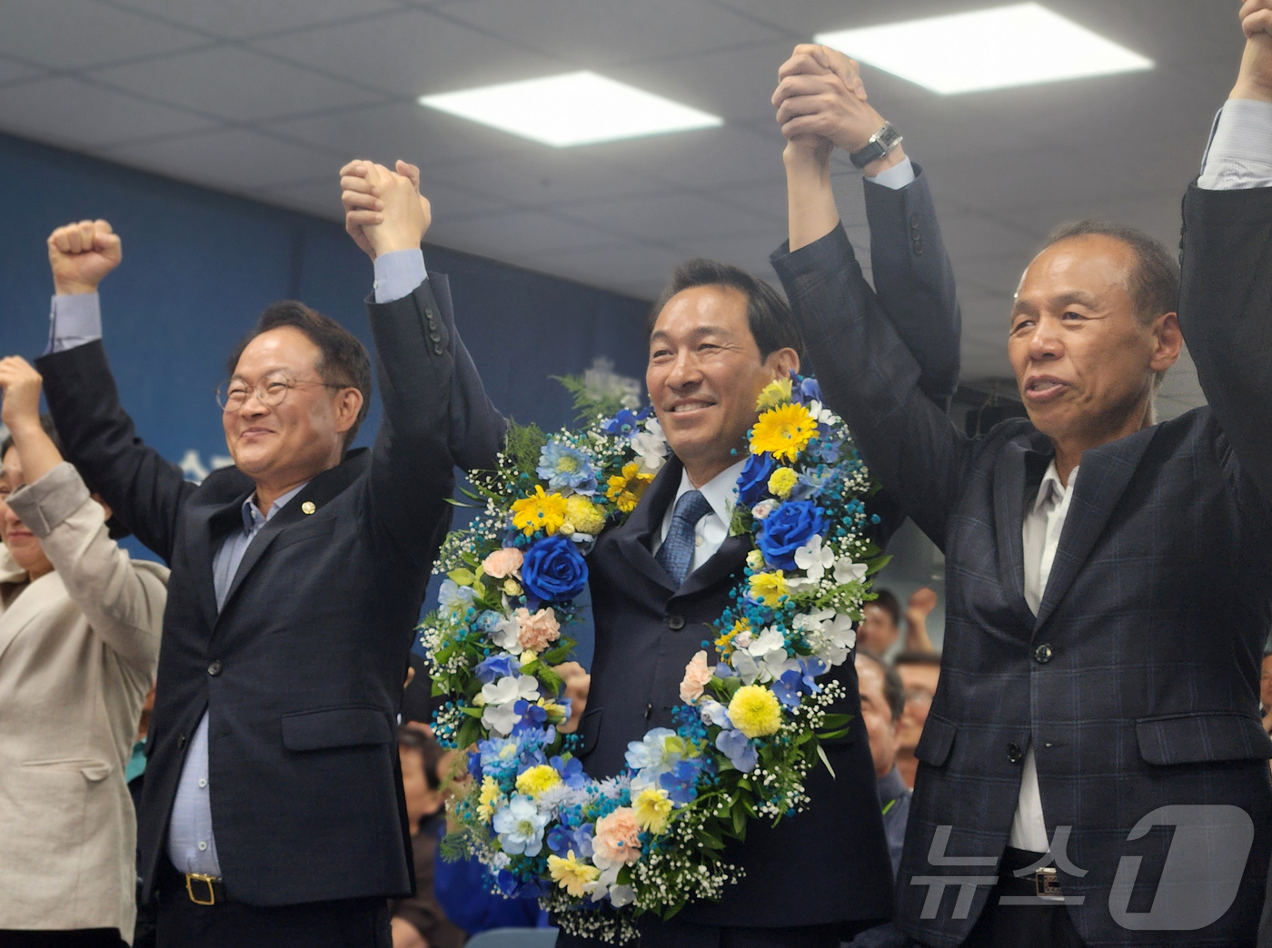 (춘천=뉴스1) 이종재 기자 = 우상호 더불어민주당 강원도지사 후보가 4일 새벽 춘천시 더불어민주당 강원도당에서 당선이 확실해지자 기뻐하고 있다. 2026.6.4/뉴스1