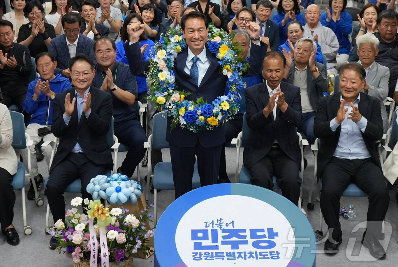 (춘천=뉴스1) = 우상호 더불어민주당 강원도지사 후보가 4일 새벽 춘천시 더불어민주당 강원도당에서 당선이 확실해지자 기뻐하고 있다. (우상호캠프 제공,재판매 및 DB금지)2026 …