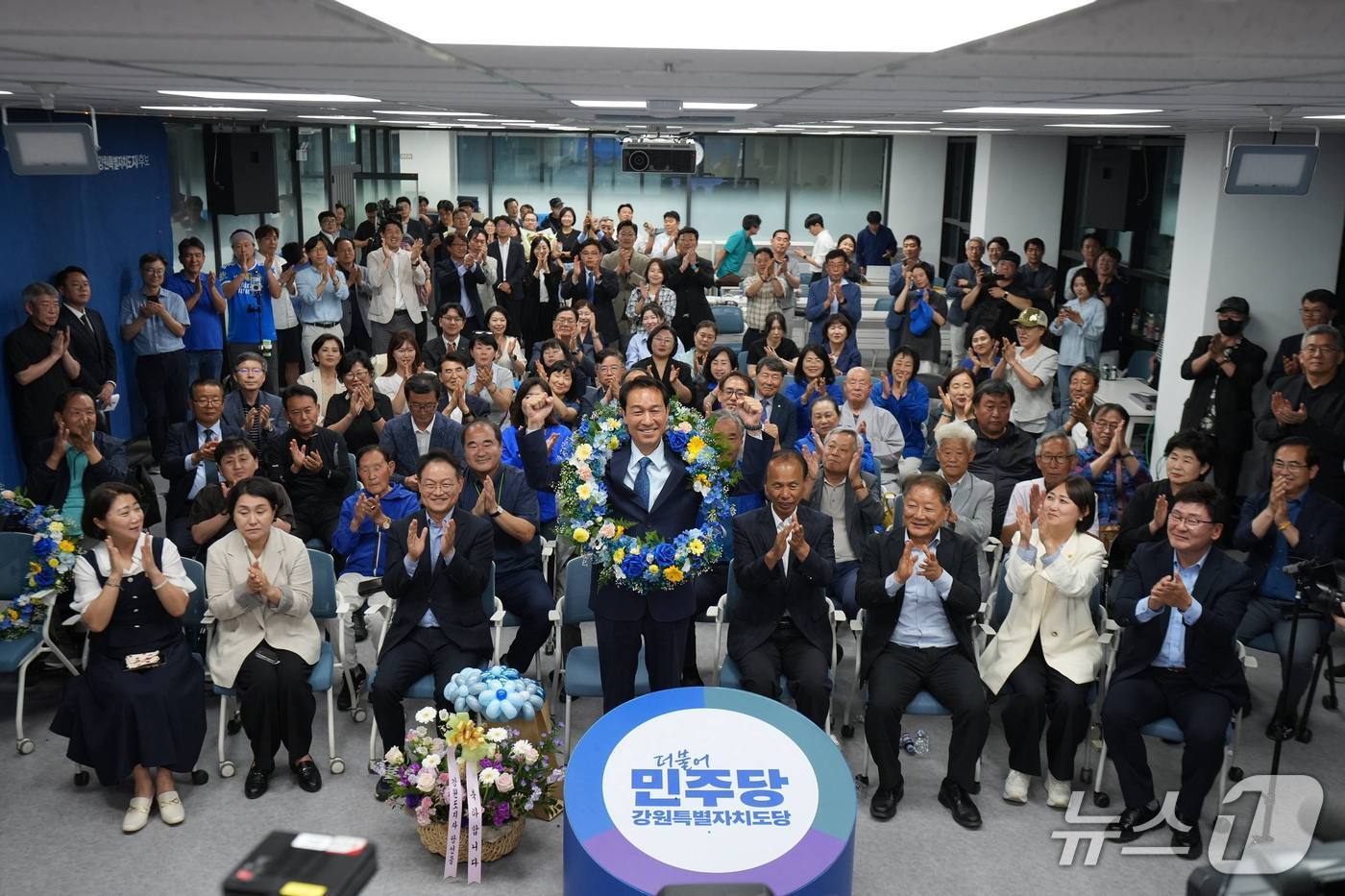본문 이미지 - 우상호 6·3 지방선거 더불어민주당 강원도지사 후보가 4일 새벽 당선이 유력시 되자 기뻐하고 있다.(우상호후보캠프 측 제공. 재판매 및 DB금지)/뉴스1