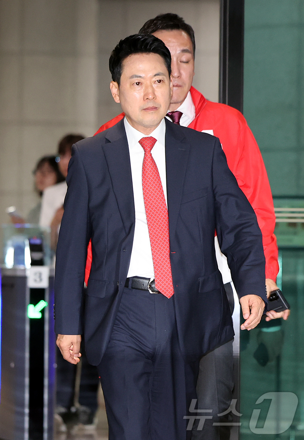 (과천=뉴스1) 김진환 기자 = 장동혁 국민의힘 대표가 6·3 지방선거 본투표가 실시된 지난 3일 서울 송파구 등 일부 투표소에서 벌어진 투표용지 부족 사태와 관련해 경기 과천 중 …