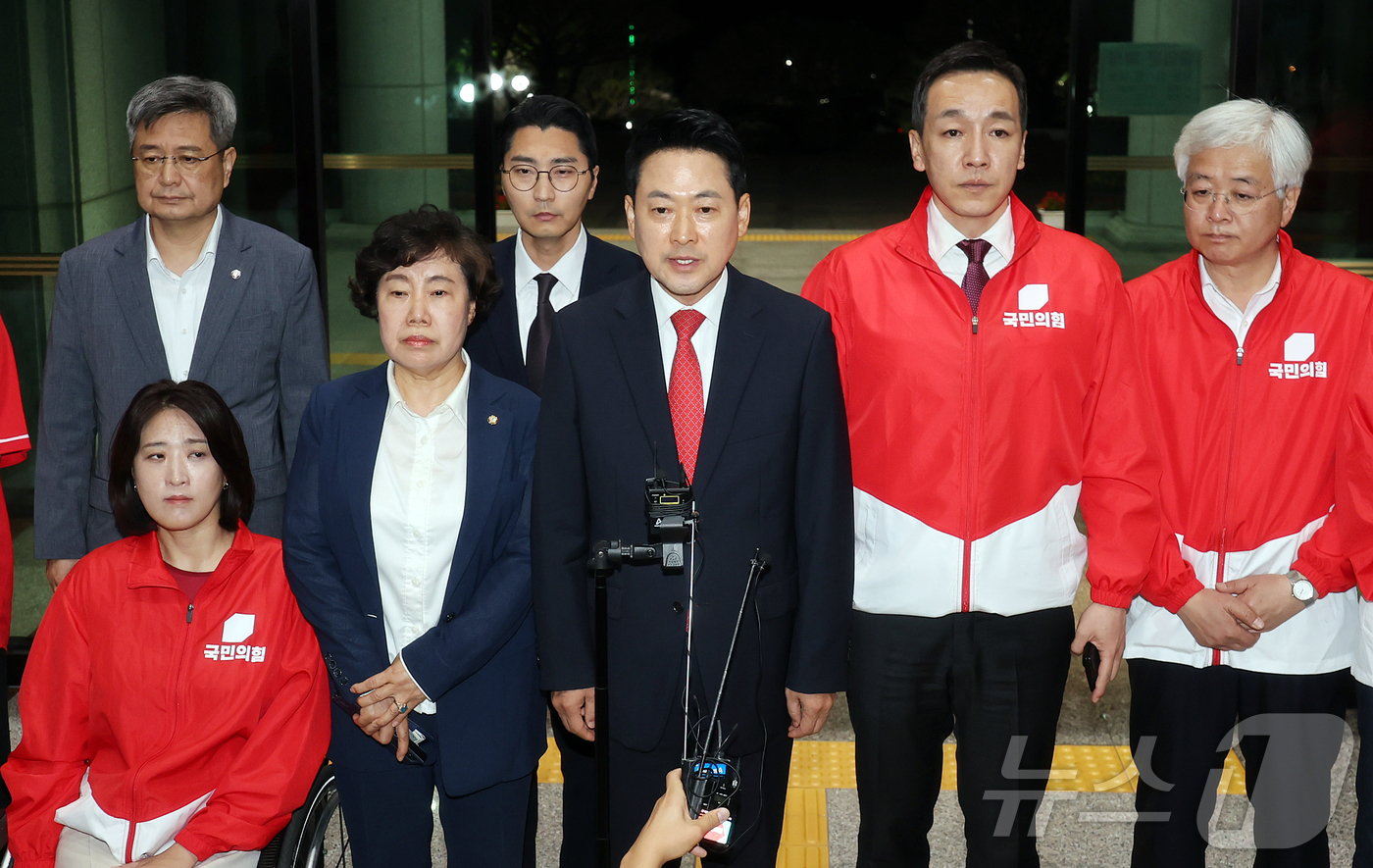 (과천=뉴스1) 김진환 기자 = 장동혁 국민의힘 대표가 6·3 지방선거 본투표가 실시된 지난 3일 서울 송파구 등 일부 투표소에서 벌어진 투표용지 부족 사태와 관련해 경기 과천 중 …