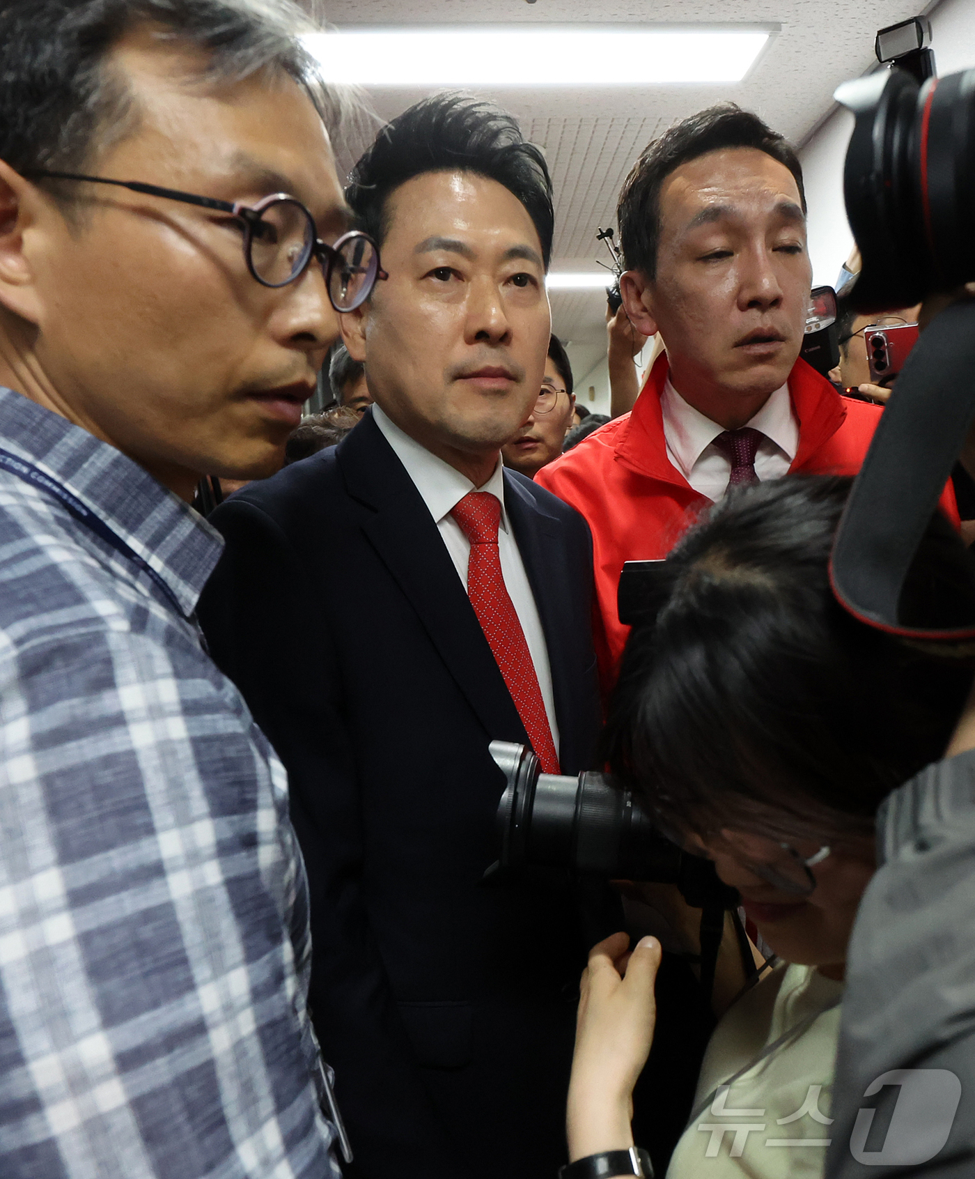 (과천=뉴스1) 김진환 기자 = 장동혁 국민의힘 대표가 6·3 지방선거 본투표가 실시된 지난 3일 서울 송파구 등 일부 투표소에서 벌어진 투표용지 부족 사태와 관련해 경기 과천 중 …