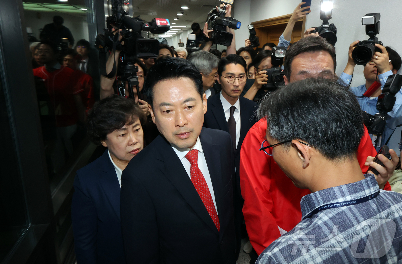 (과천=뉴스1) 김진환 기자 = 장동혁 국민의힘 대표가 6·3 지방선거 본투표가 실시된 지난 3일 서울 송파구 등 일부 투표소에서 벌어진 투표용지 부족 사태와 관련해 경기 과천 중 …