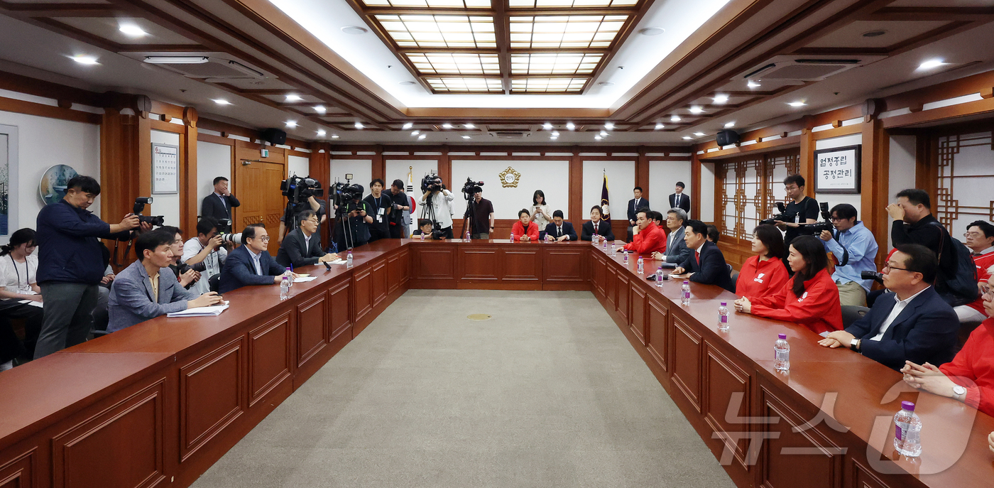 (과천=뉴스1) 김진환 기자 = 장동혁 국민의힘 대표가 6·3 지방선거 본투표가 실시된 지난 3일 서울 송파구 등 일부 투표소에서 벌어진 투표용지 부족 사태와 관련해 경기 과천 중 …