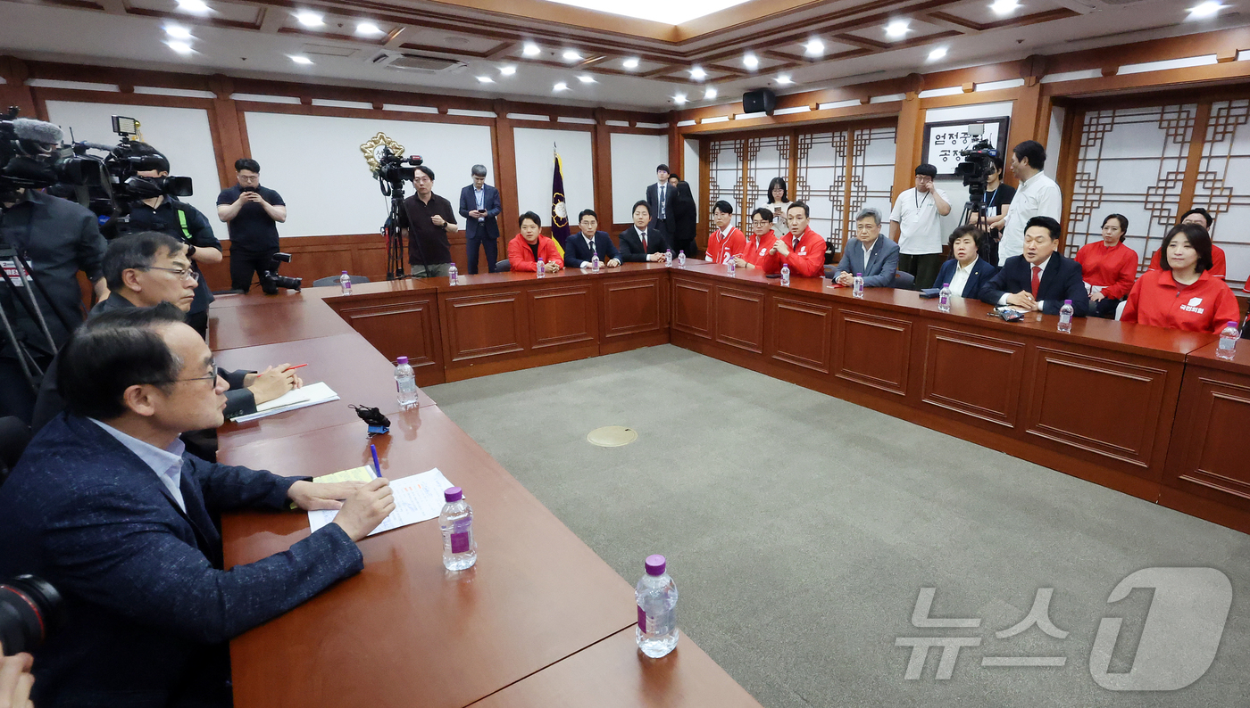 (과천=뉴스1) 김진환 기자 = 장동혁 국민의힘 대표가 6·3 지방선거 본투표가 실시된 지난 3일 서울 송파구 등 일부 투표소에서 벌어진 투표용지 부족 사태와 관련해 경기 과천 중 …