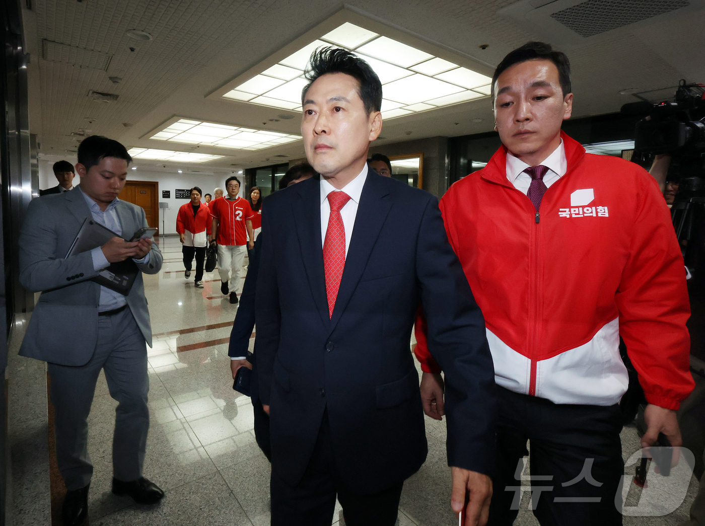 (과천=뉴스1) 김진환 기자 = 장동혁 국민의힘 대표가 6·3 지방선거 본투표가 실시된 지난 3일 서울 송파구 등 일부 투표소에서 벌어진 투표용지 부족 사태와 관련해 경기 과천 중 …