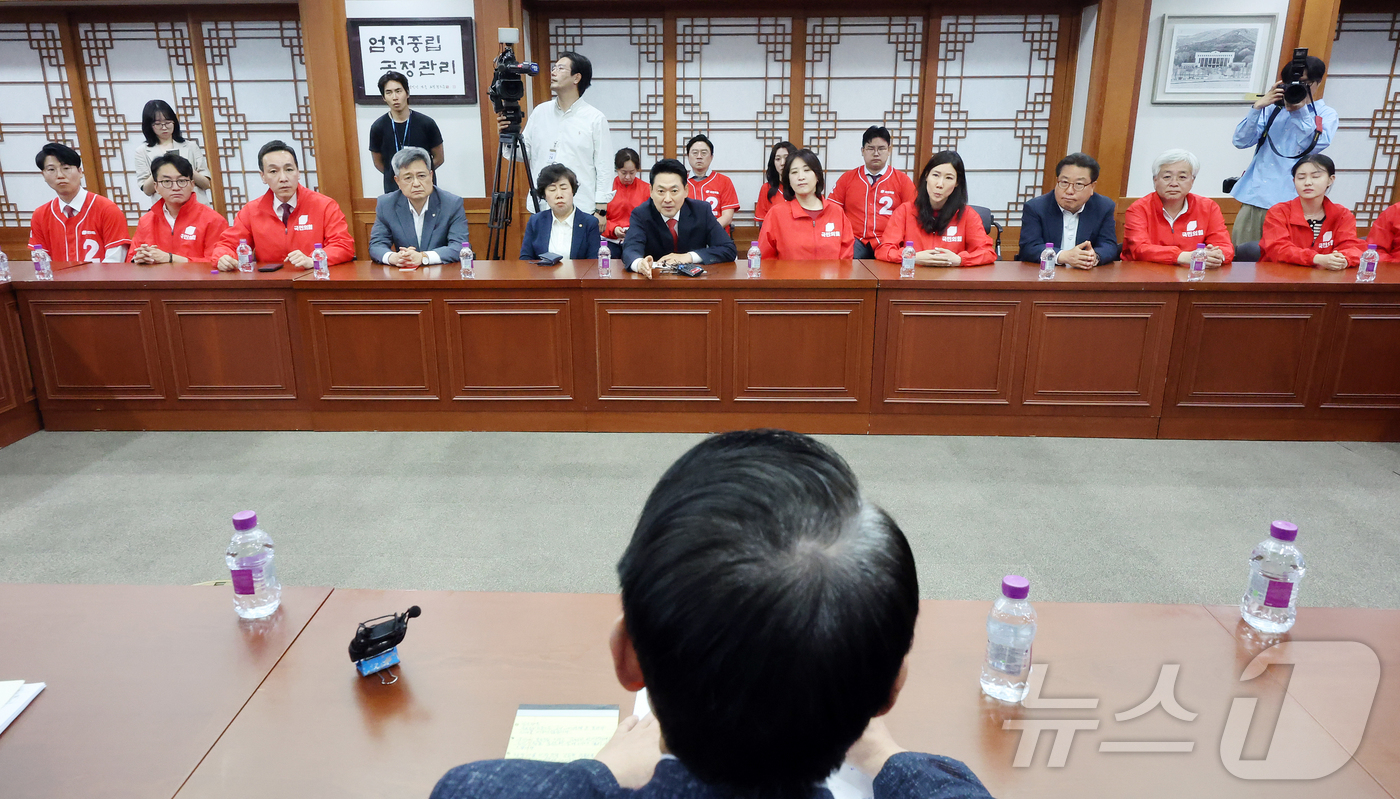 (과천=뉴스1) 김진환 기자 = 장동혁 국민의힘 대표가 6·3 지방선거 본투표가 실시된 지난 3일 서울 송파구 등 일부 투표소에서 벌어진 투표용지 부족 사태와 관련해 경기 과천 중 …