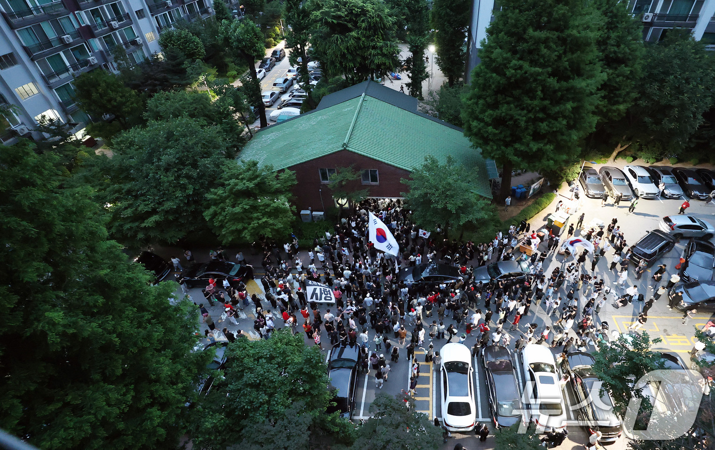 (서울=뉴스1) 박지혜 기자 = 제9회 전국동시지방선거 및 국회의원 재·보궐선거 본투표일에 투표용지 부족으로 투표 시간이 오후 10시까지 연장됐던 서울 송파구 잠실7동 제2투표소 …
