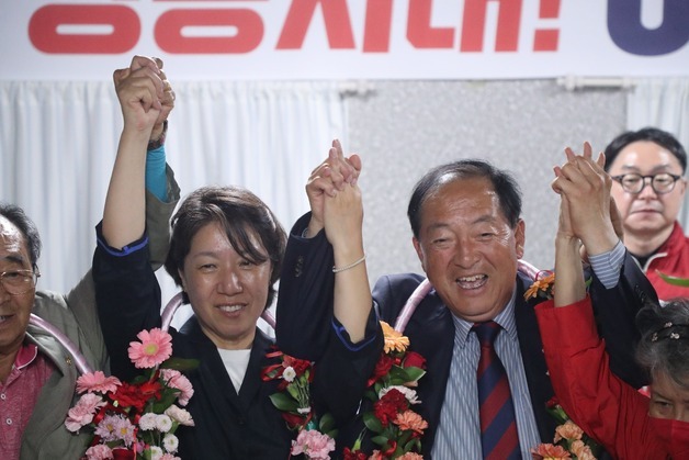 [화제의 당선인]8년 전 665표 차 패배, 이번엔 승리…속초 이병선의 설욕전