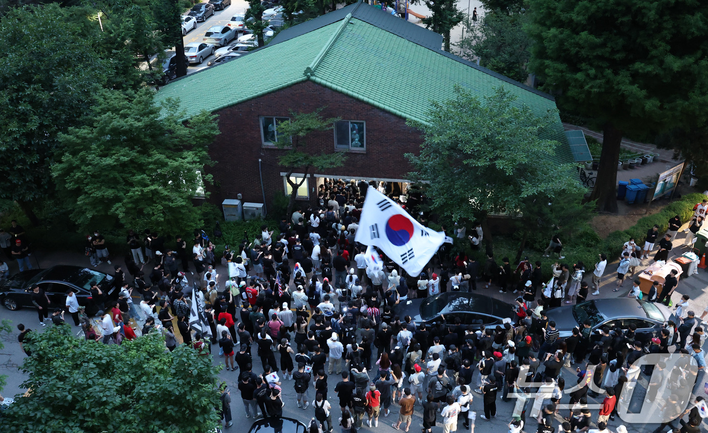 (서울=뉴스1) 박지혜 기자 = 제9회 전국동시지방선거 및 국회의원 재·보궐선거 본투표일에 투표용지 부족으로 투표 시간이 오후 10시까지 연장됐던 서울 송파구 잠실7동 제2투표소 …