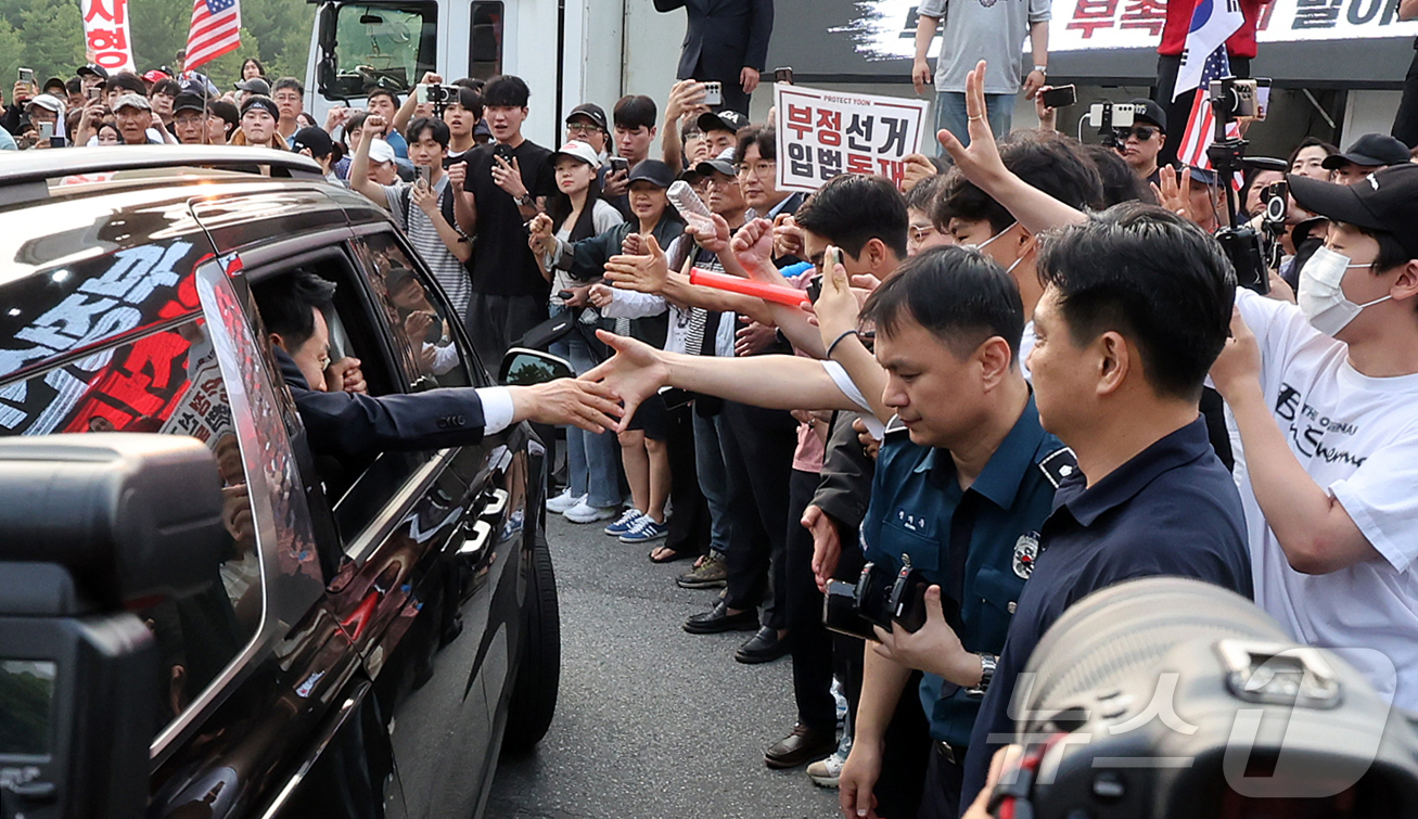 (과천=뉴스1) 김진환 기자 = 장동혁 국민의힘 대표가 4일 오전 경기 과천 중앙선거관리위원회을 나서며 투표용지 부족 사태와 관련 집회 참가자들에게 인사하고 있다. 2026.6.4 …