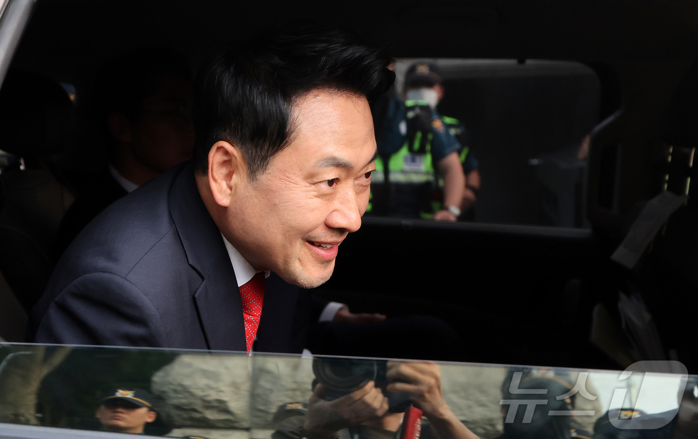 (과천=뉴스1) 김진환 기자 = 장동혁 국민의힘 대표가 4일 오전 경기 과천 중앙선거관리위원회을 나서며 투표용지 부족 사태와 관련 집회 참가자들에게 인사하고 있다. 2026.6.4 …