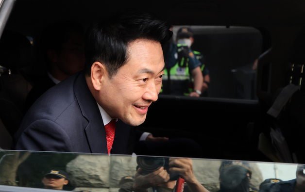 장동혁 대표, 투표용지 부족 사태 관련 집회 참가자들에게 인사
