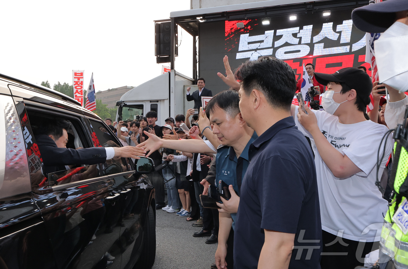 (과천=뉴스1) 김진환 기자 = 장동혁 국민의힘 대표가 4일 오전 경기 과천 중앙선거관리위원회을 나서며 투표용지 부족 사태와 관련 집회 참가자들에게 인사하고 있다. (공동취재) 2 …