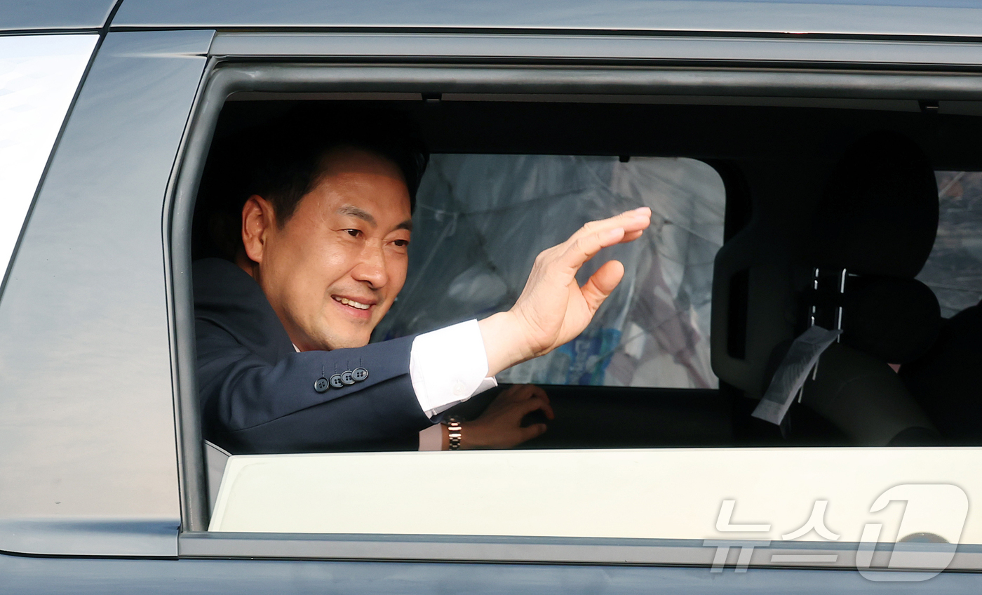 (과천=뉴스1) 김진환 기자 = 장동혁 국민의힘 대표가 4일 오전 경기 과천 중앙선거관리위원회을 나서며 투표용지 부족 사태와 관련 집회 참가자들에게 인사하고 있다. 2026.6.4 …