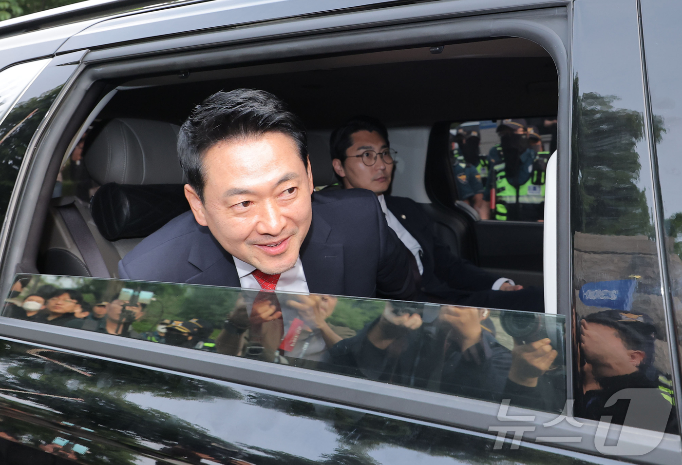 (과천=뉴스1) 김진환 기자 = 장동혁 국민의힘 대표가 4일 오전 경기 과천시 중앙선거관리위원회을 나서며 투표용지 부족 사태와 관련 집회 참가자들에게 인사하고 있다. (공동취재) …