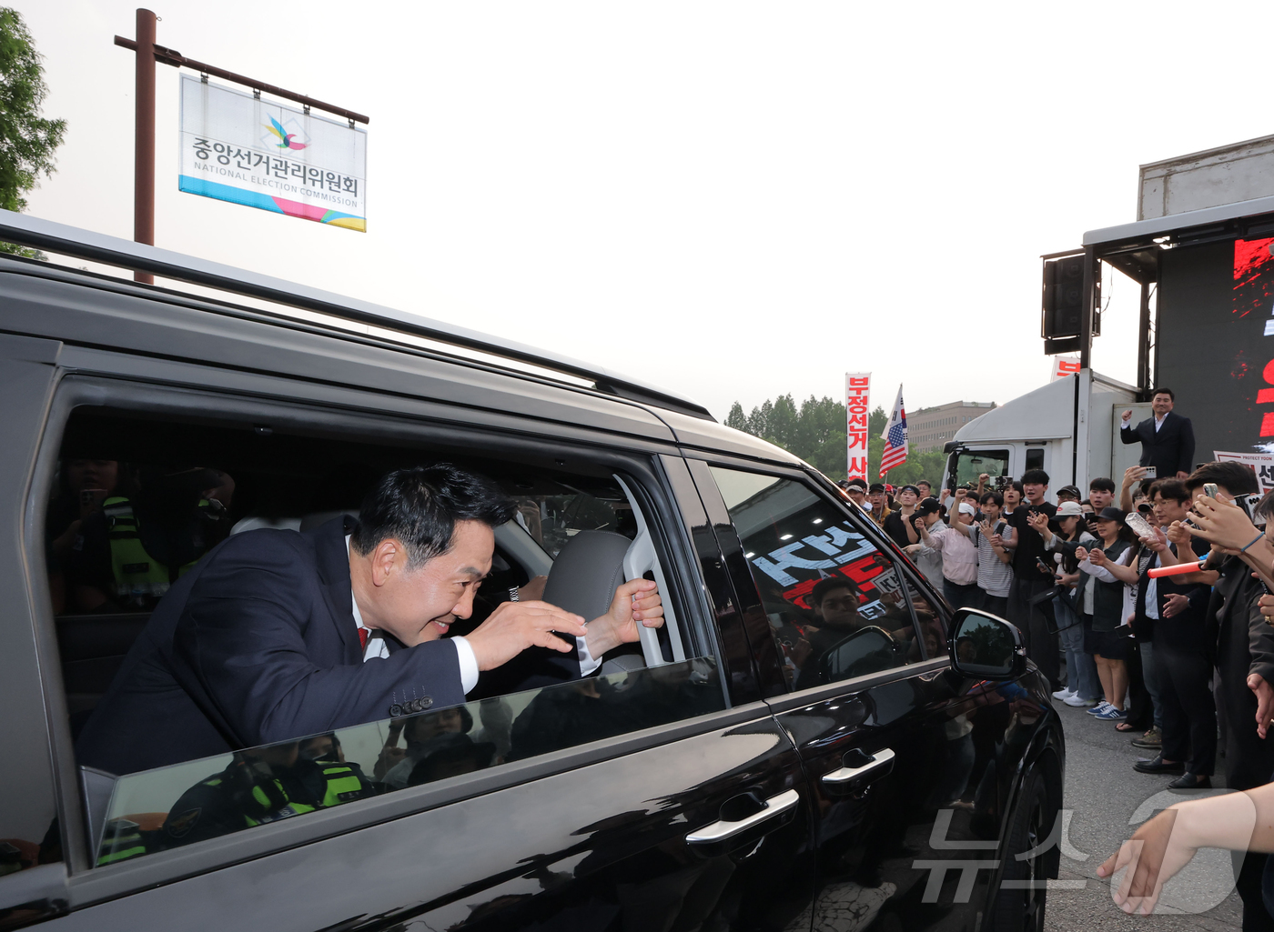 (과천=뉴스1) 김진환 기자 = 장동혁 국민의힘 대표가 4일 오전 경기 과천시 중앙선거관리위원회을 나서며 투표용지 부족 사태와 관련 집회 참가자들에게 인사하고 있다. (공동취재) …