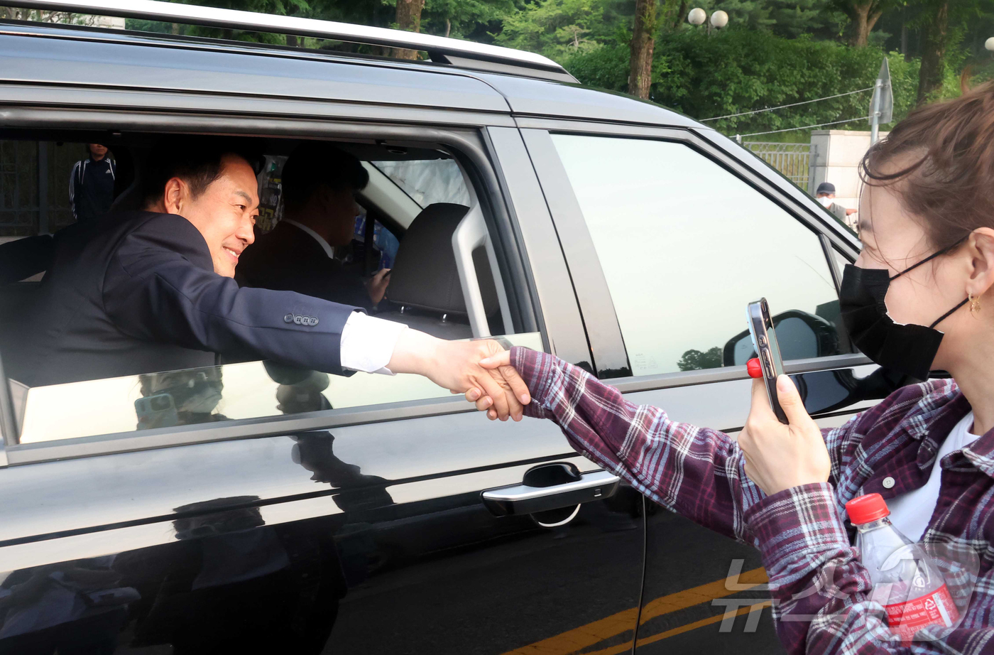 (과천=뉴스1) 김진환 기자 = 장동혁 국민의힘 대표가 4일 오전 경기 과천 중앙선거관리위원회을 나서며 투표용지 부족 사태와 관련 집회 참가자들에게 인사하고 있다. (공동취재) 2 …