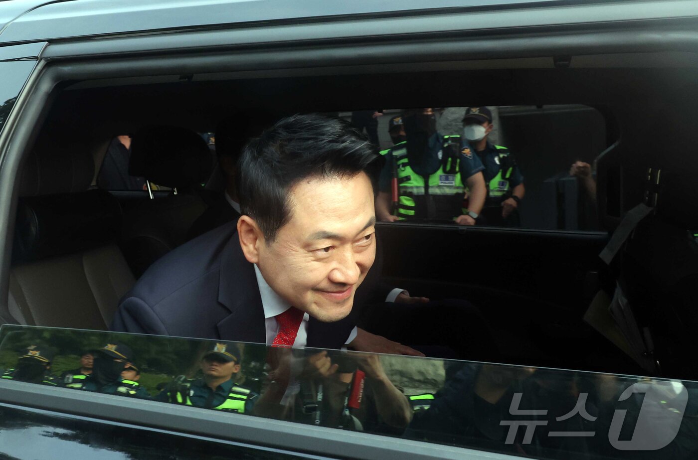 본문 이미지 - 장동혁 국민의힘 대표가 4일 오전 경기 과천 중앙선거관리위원회을 나서며 투표용지 부족 사태와 관련 집회 참가자들에게 인사하고 있다. (공동취재) 2026.6.4 ⓒ 뉴스1 김진환 기자