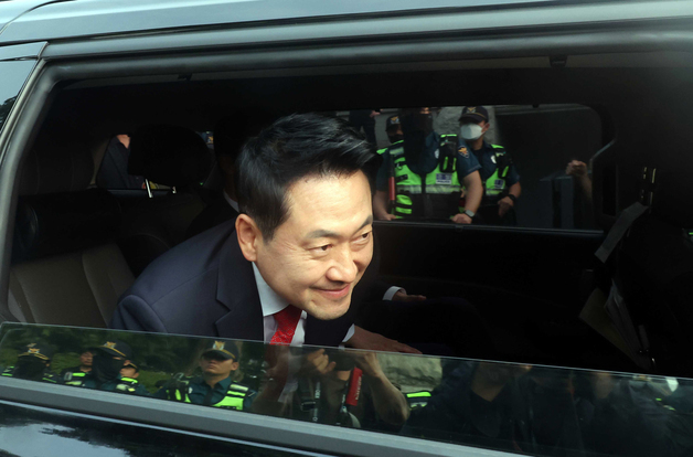 투표용지 부족 사태 집회 참가자들에게 인사하는 장동혁 대표