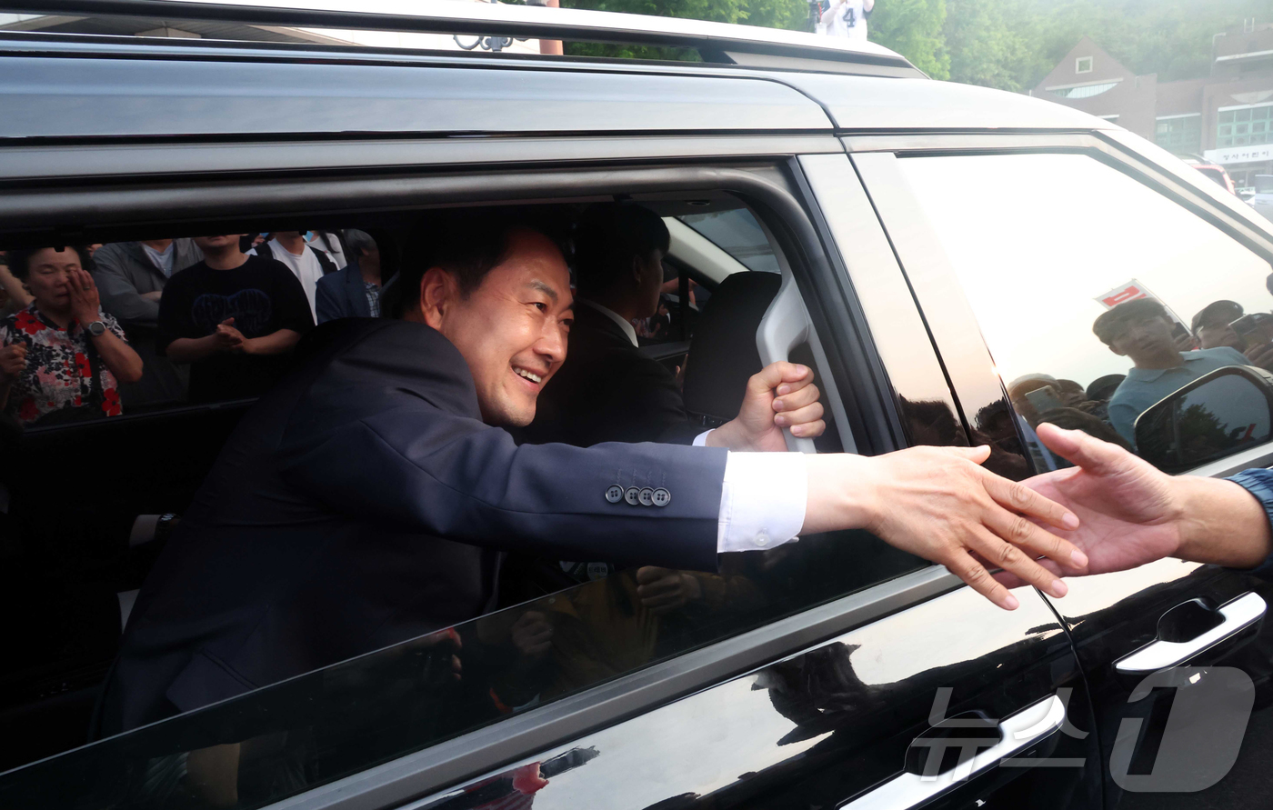 (과천=뉴스1) 김진환 기자 = 장동혁 국민의힘 대표가 4일 오전 경기 과천 중앙선거관리위원회을 나서며 투표용지 부족 사태와 관련 집회 참가자들에게 인사하고 있다. (공동취재) 2 …
