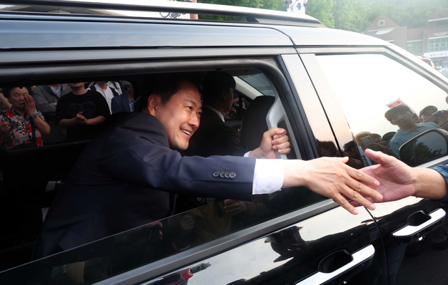투표용지 부족 사태 집회 참가자들에게 인사하는 장동혁 대표