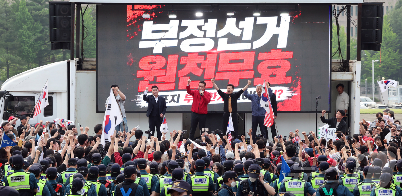 (과천=뉴스1) 김진환 기자 = 김민수 국민의힘 최고위원이 4일 오전 경기 과천 중앙선거관리위원회 앞에서 열린 투표용지 부족 사태와 관련 집회 무대에 올라 발언하고 있다. 2026 …