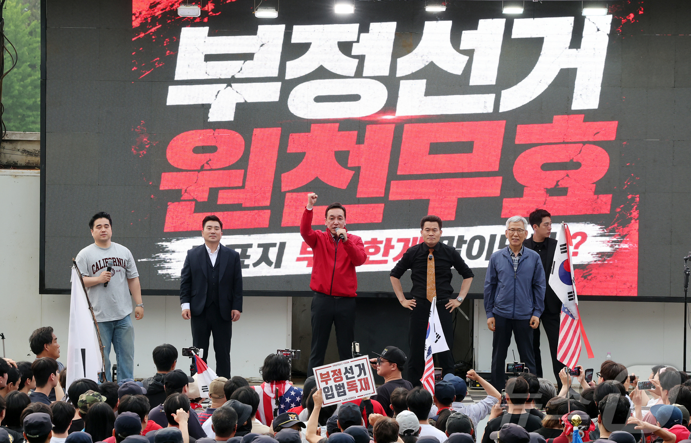 (과천=뉴스1) 김진환 기자 = 김민수 국민의힘 최고위원이 4일 오전 경기 과천 중앙선거관리위원회 앞에서 열린 투표용지 부족 사태와 관련 집회 무대에 올라 발언하고 있다. 2026 …