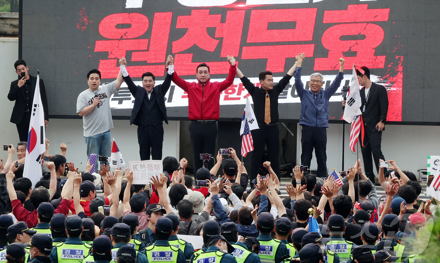 (과천=뉴스1) 김진환 기자 = 김민수 국민의힘 최고위원이 4일 오전 경기 과천 중앙선거관리위원회 앞에서 열린 투표용지 부족 사태와 관련 집회 무대에 올라 유튜버 전한길, 김현태 …