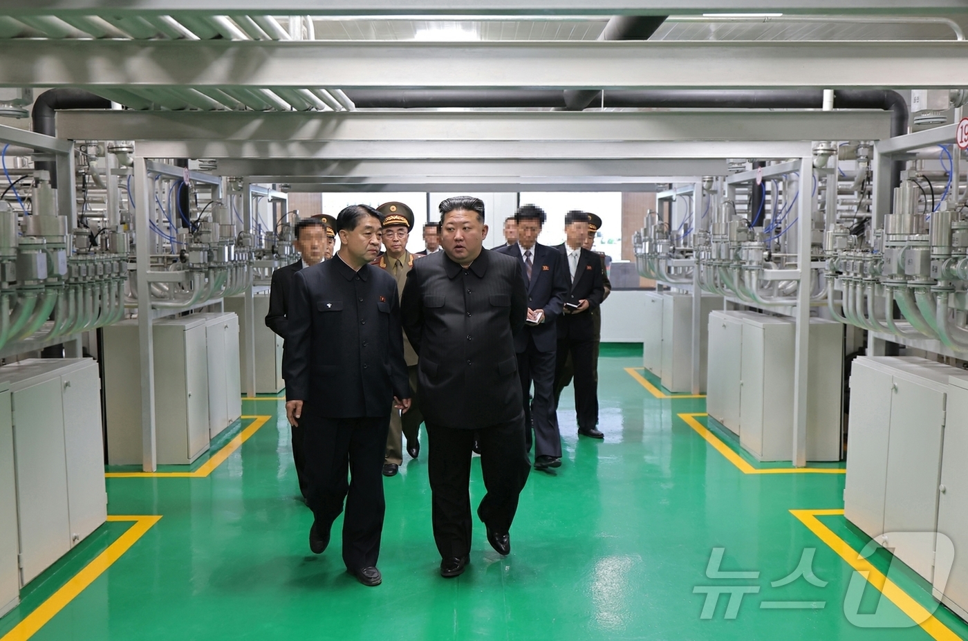 (평양 노동신문=뉴스1) = 북한 노동당 기관지 노동신문은 4일 "김정은 동지께서 6월 3일 새로 조업한 핵물질 생산 공장을 현지지도했다"라고 보도했다. 신문은 이날 "핵무력을 기 …