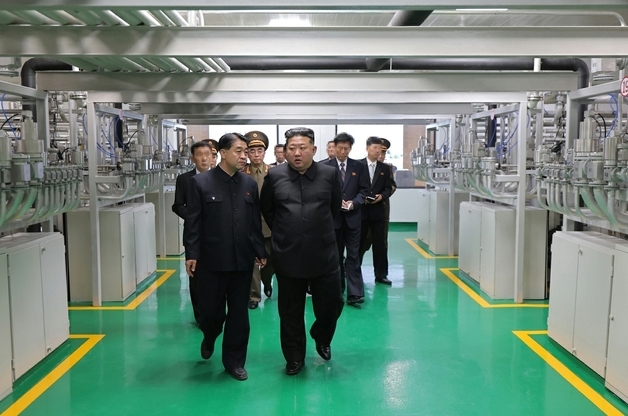'핵 자신감' 치솟은 김정은…시진핑 방북설 속 이례적 '새 핵시설' 공개