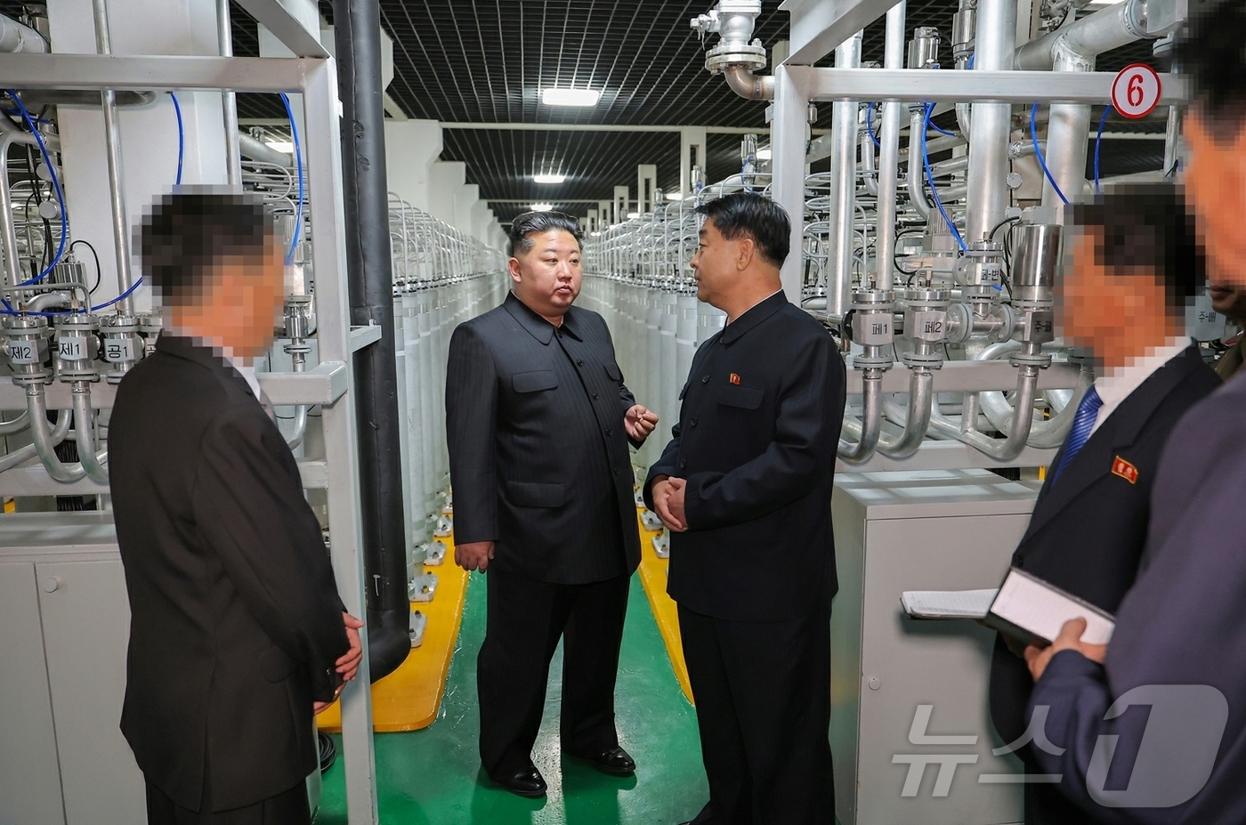 (평양 노동신문=뉴스1) = 북한 노동당 기관지 노동신문은 4일 "김정은 동지께서 6월 3일 새로 조업한 핵물질 생산 공장을 현지지도했다"라고 보도했다. 신문은 이날 "핵무력을 기 …