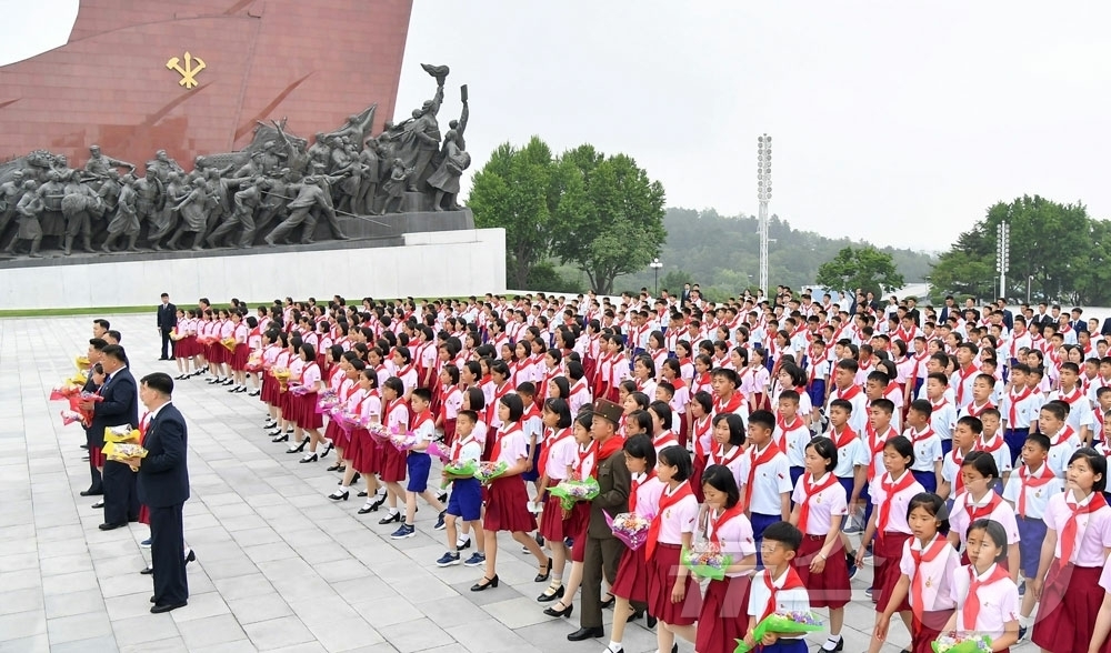 (평양 노동신문=뉴스1) = 북한 노동당 기관지 노동신문은 4일 만수대 언덕에 위치한 김일성·김정일동상에 조선소년단 창립 80주년을 맞아 '각 도소년단원들의 충성의 편지이어달리기' …