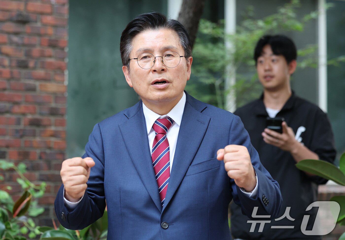 본문 이미지 - 제9회 전국동시지방선거 및 국회의원 재·보궐선거 본투표일에 투표용지 부족 사태가 발생한 서울 송파구 잠실7동 제2투표소 앞에서 4일 황교안 자유와혁신 대표가 "부정선거＂를 외치고 있다. 2026.6.4 ⓒ 뉴스1 박지혜 기자