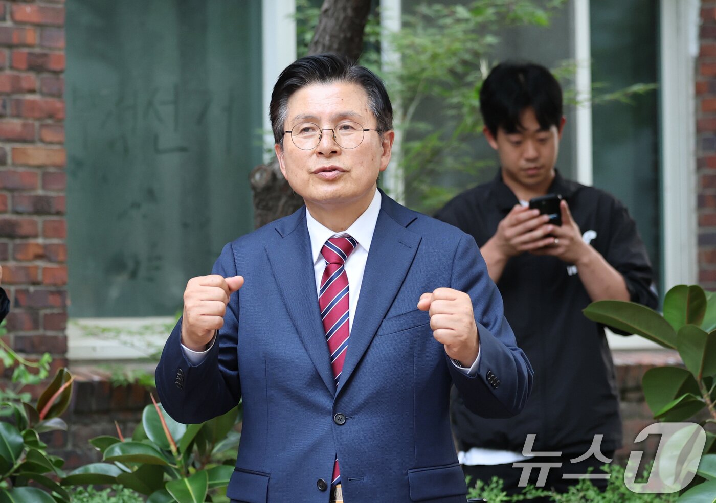 본문 이미지 - 황교안 자유와혁신 대표가 제9회 전국동시지방선거 및 국회의원 재·보궐선거 본투표일에 투표용지 부족 사태가 발생한 서울 송파구 잠실7동 제2투표소 앞에서 4일 구호를 외치고 있다. 2026.6.4 ⓒ 뉴스1 박지혜 기자