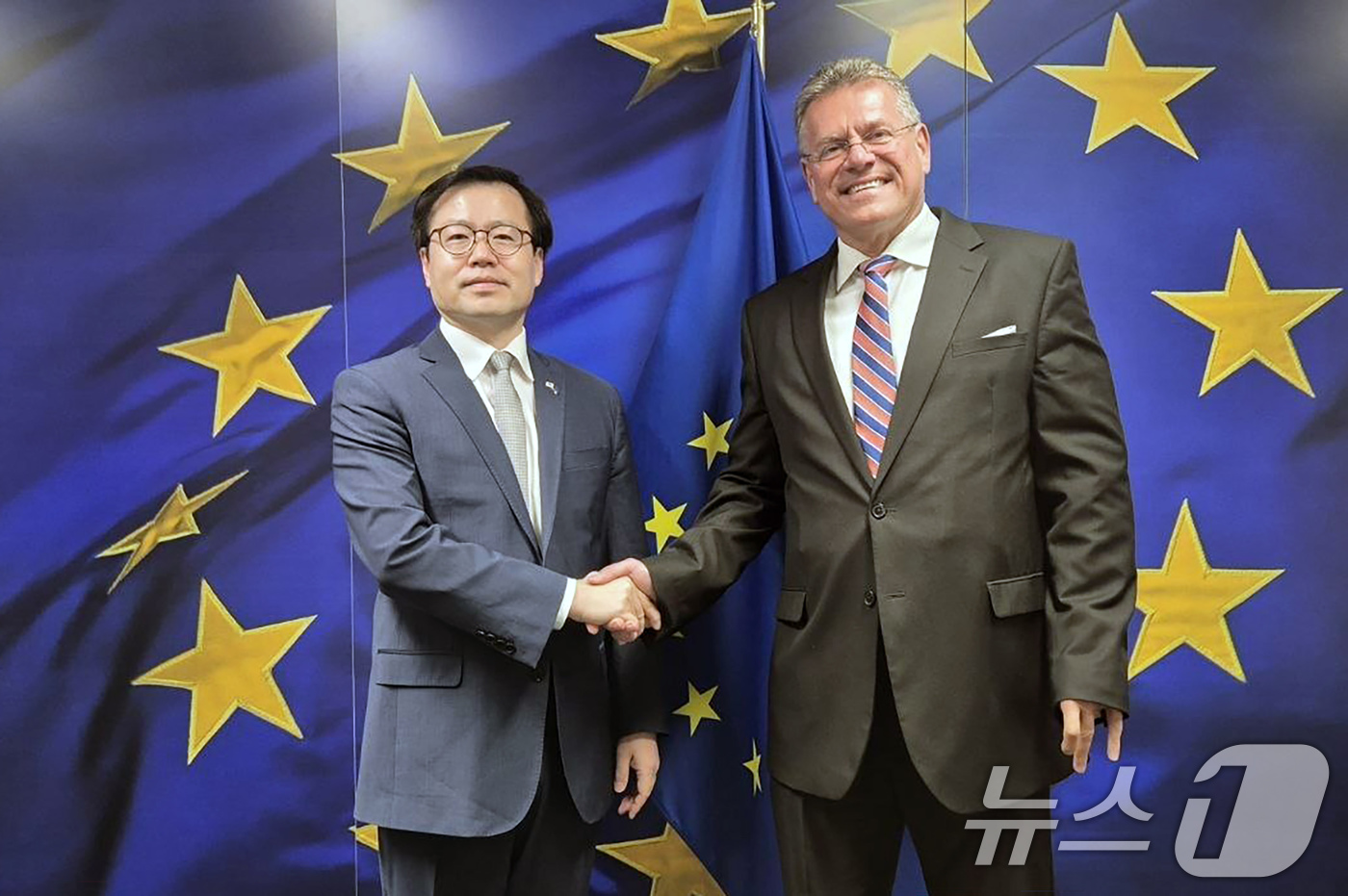 (서울=뉴스1) = 여한구 산업통상부 통상교섭본부장이 1일(현지시간) 벨기에 브뤼셀 EU 집행위원회에서 마로시 셰프초비치 EU 통상·경제안보 담당 집행위원과 면담한 후 기념촬영을 …