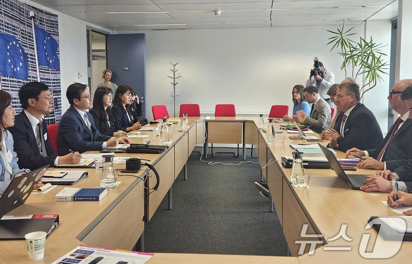 (서울=뉴스1) = 여한구 산업통상부 통상교섭본부장이 1일(현지시간) 벨기에 브뤼셀 EU 집행위원회에서 마로시 셰프초비치 EU 통상·경제안보 담당 집행위원과 면담하고 있다. (산업 …