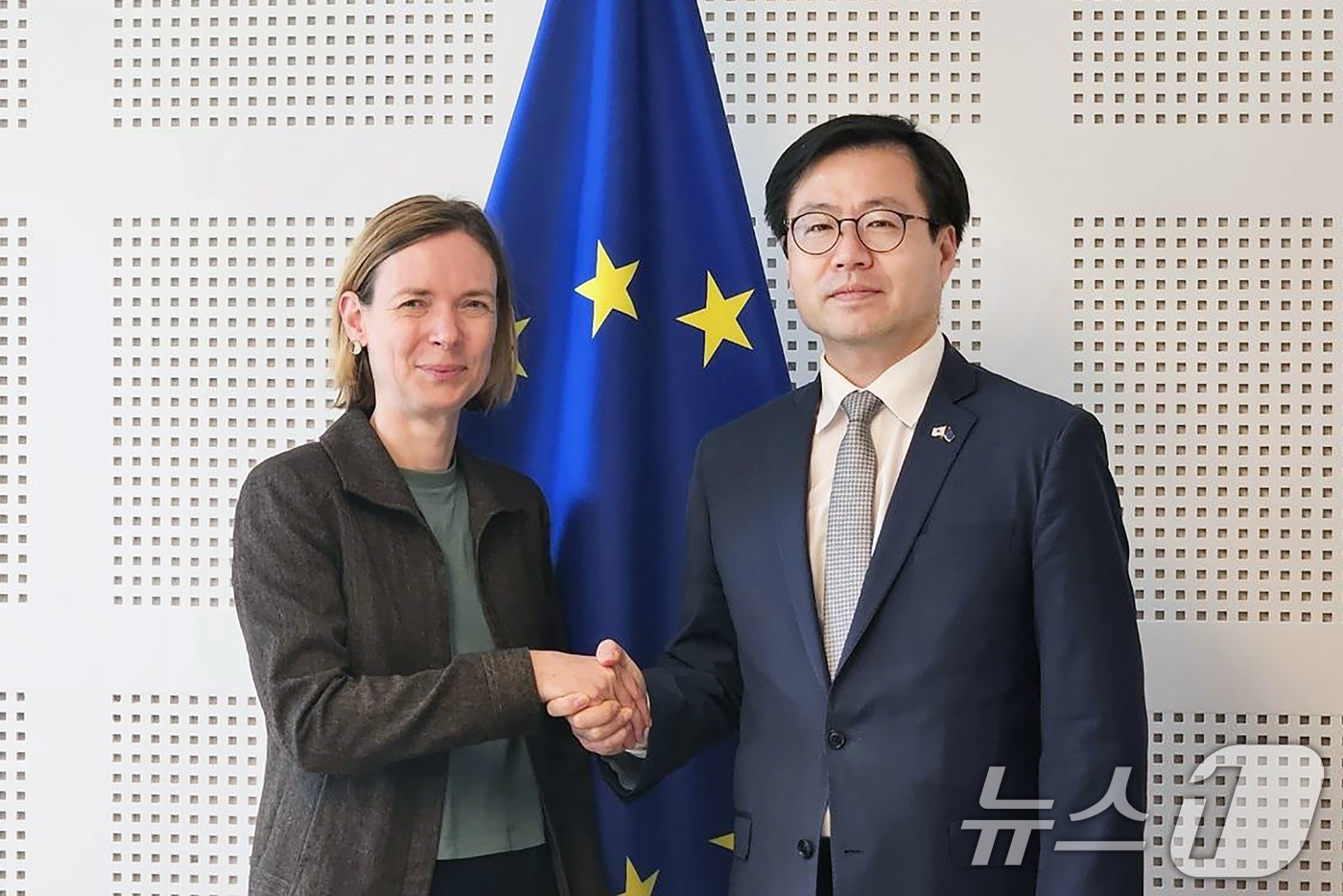 (서울=뉴스1) = 여한구 산업통상부 통상교섭본부장이 1일(현지시간) 벨기에 브뤼셀 EU 의회에서 안나 카바치니 의원과 면담 기념촬영을 하고 있다. (산업통상부 제공. 재판매 및 …