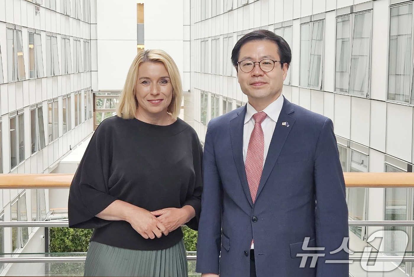 (서울=뉴스1) = 여한구 산업통상부 통상교섭본부장이 2일(현지시간) 벨기에 브뤼셀 EU의회에서 다누스 네루도바 의원과 면담 기념촬영을 하고 있다. (산업통상부 제공. 재판매 및 …
