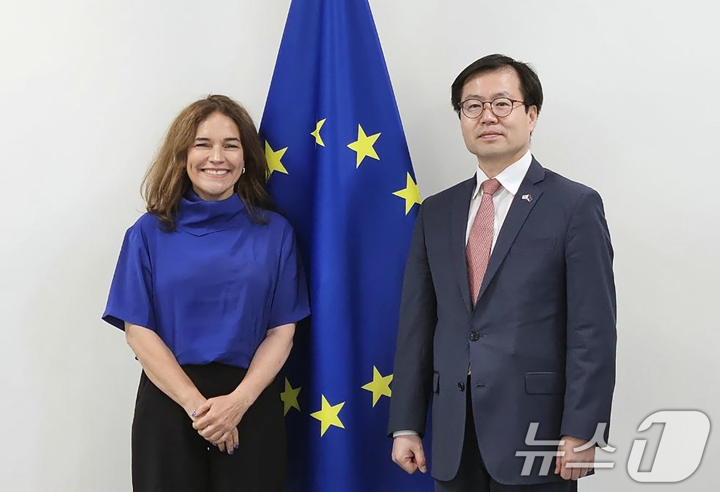 (서울=뉴스1) = 여한구 산업통상부 통상교섭본부장이 2일(현지시간) 벨기에 브뤼셀 EU의회에서 리나 갈베스 의원과 면담 기념촬영을 하고 있다. (산업통상부 제공. 재판매 및 DB …