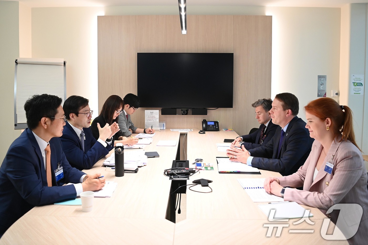 (서울=뉴스1) = 여한구 산업통상부 통상교섭본부장이 3일(현지시간) 프랑스 파리에서 미하우 바라노프스키 폴란드 경제개발기술부 차관과 면담하고 있다. (산업통상부 제공. 재판매 및 …