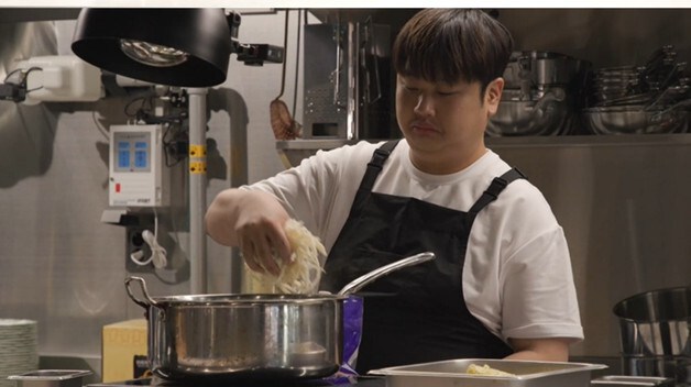 '전참시' 윤남노, 빚 6억 들인 첫 식당 공개…초호화 주방 뒤 짠내 현실