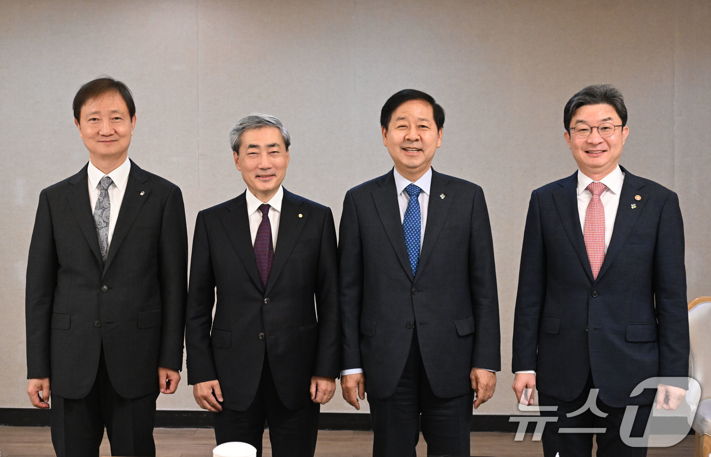 (서울=뉴스1) = 구윤철 부총리 겸 재정경제부 장관(왼쪽 세 번째)이 4일 서울 종로구 정부서울청사에서 열린 시장상황점검회의에서 참석자들과 기념촬영을 하고 있다.왼쪽부터 이찬진 …