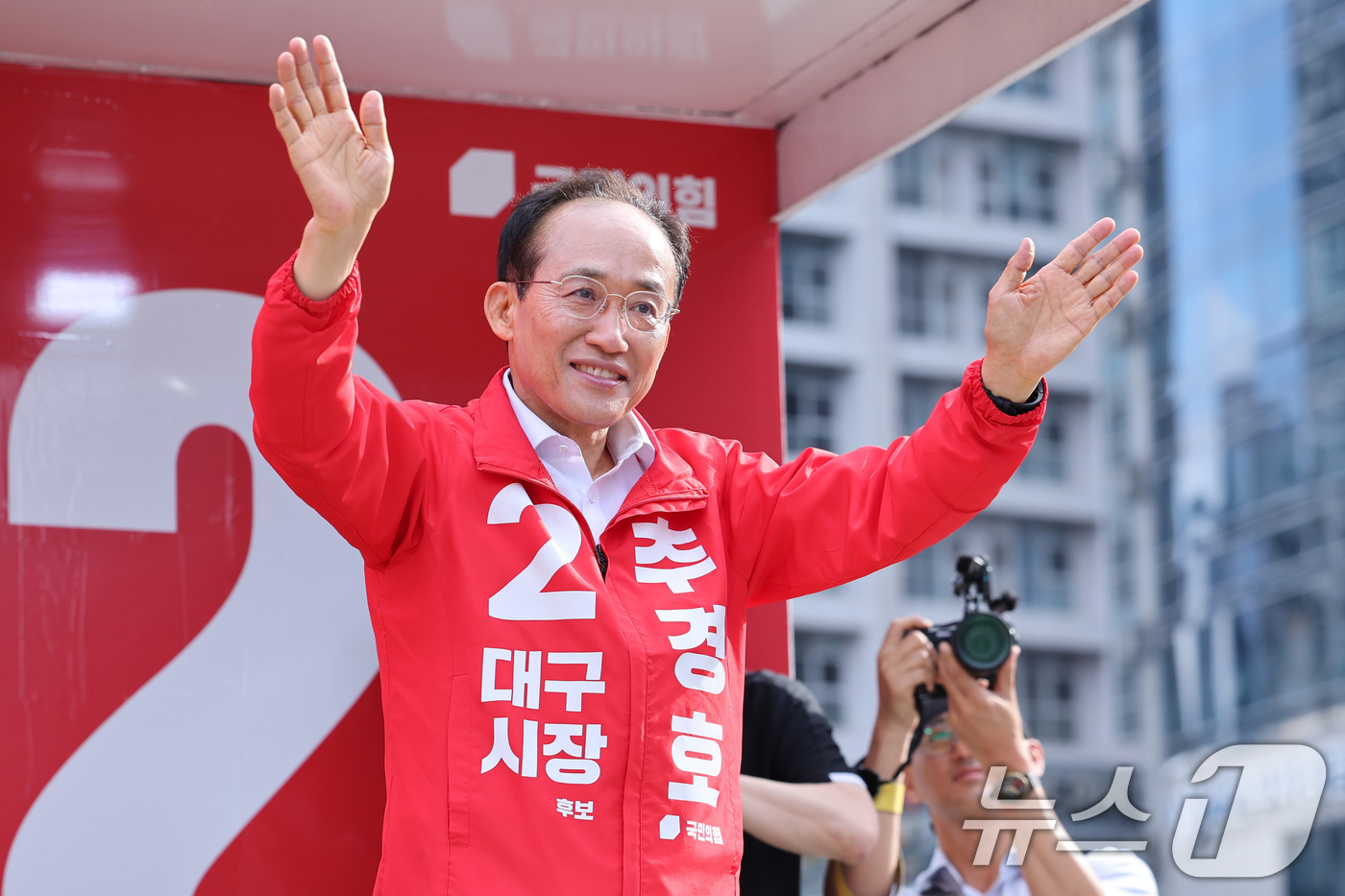 (대구=뉴스1) 신웅수 기자 = 추경호 국민의힘 대구시장 당선인이 4일 대구 수성구 범어네거리에서 시민들에게 당선 인사를 하고 있다. 2026.6.4/뉴스1