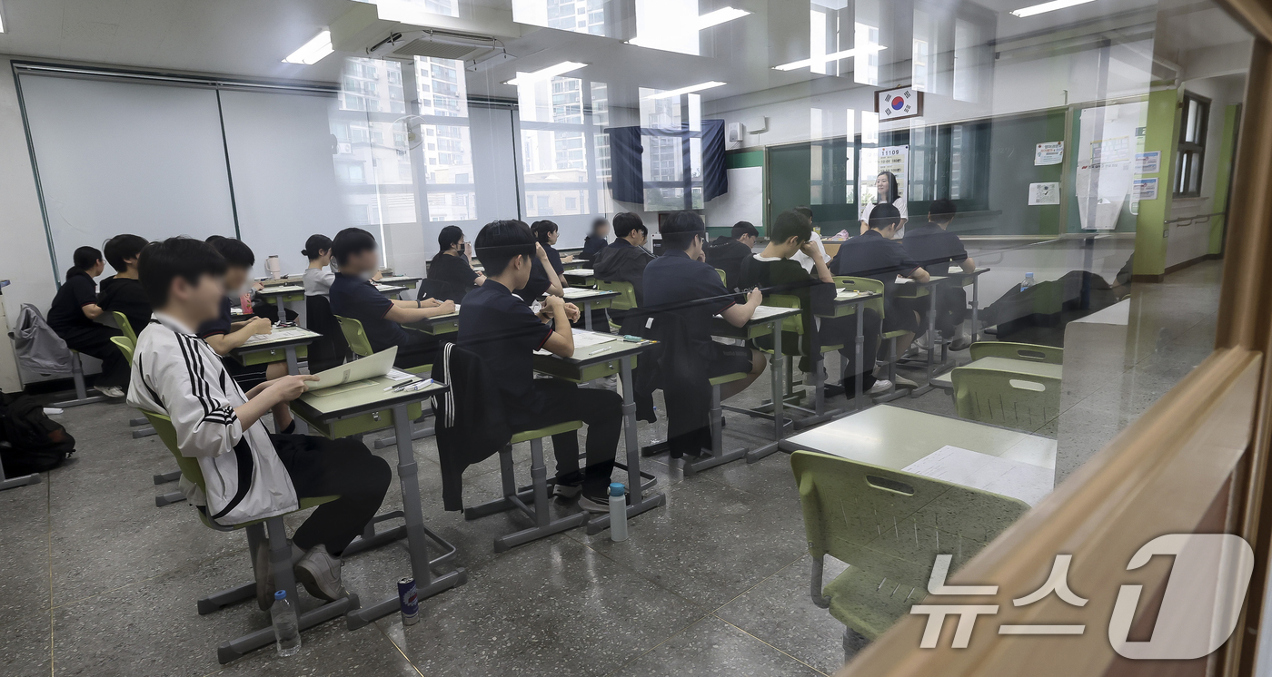 (서울=뉴스1) 사진공동취재단 = 2027학년도 대학수학능력시험 6월 모의평가가 열린 4일 오전 서울 광진구 광남고등학교에서 3학년 학생들이 시험 준비를 하고 있다. 2026.6. …