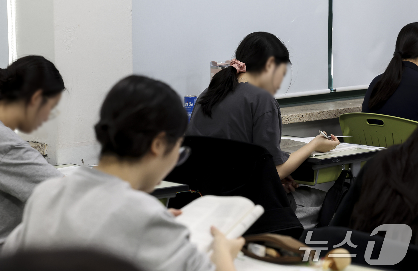 (서울=뉴스1) 사진공동취재단 = 2027학년도 대학수학능력시험 6월 모의평가가 열린 4일 오전 서울 광진구 광남고등학교에서 3학년 학생들이 시험 준비를 하고 있다. 2026.6. …