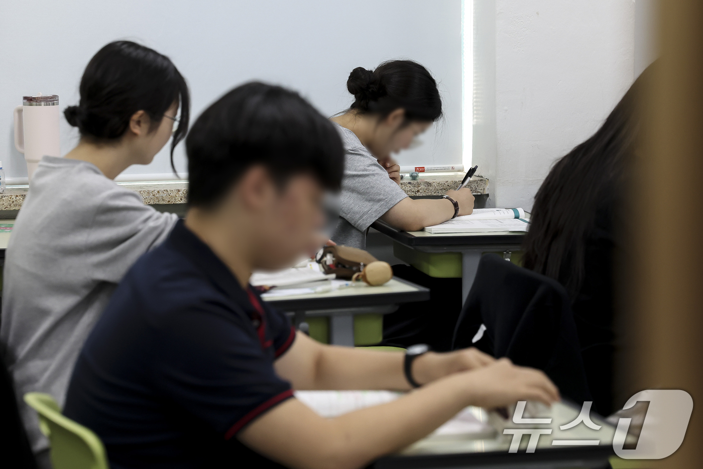 (서울=뉴스1) 사진공동취재단 = 2027학년도 대학수학능력시험 6월 모의평가가 열린 4일 오전 서울 광진구 광남고등학교에서 3학년 학생들이 시험 준비를 하고 있다. 2026.6. …