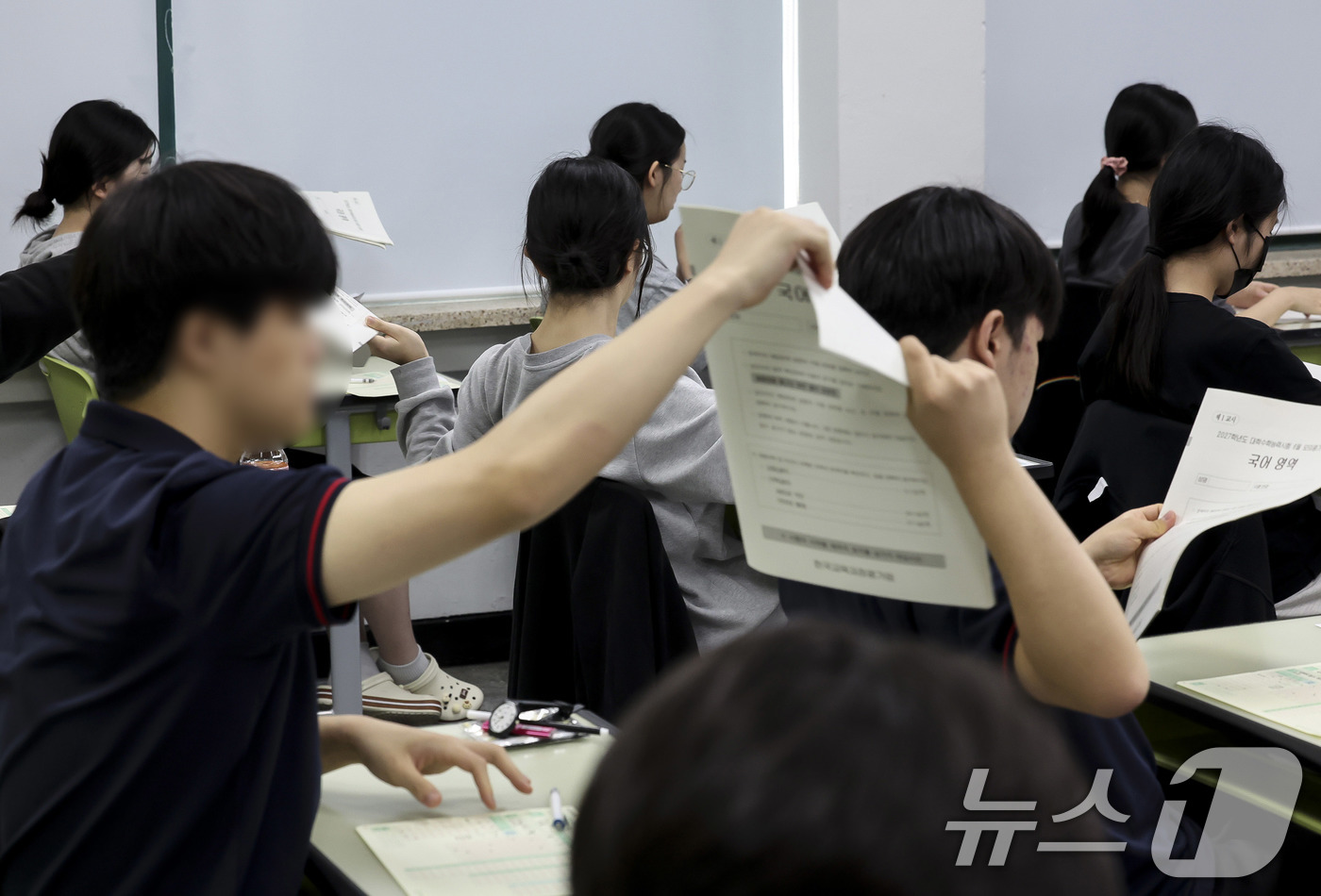(서울=뉴스1) 사진공동취재단 = 2027학년도 대학수학능력시험 6월 모의평가가 열린 4일 오전 서울 광진구 광남고등학교에서 3학년 학생들이 시험 준비를 하고 있다. 2026.6. …