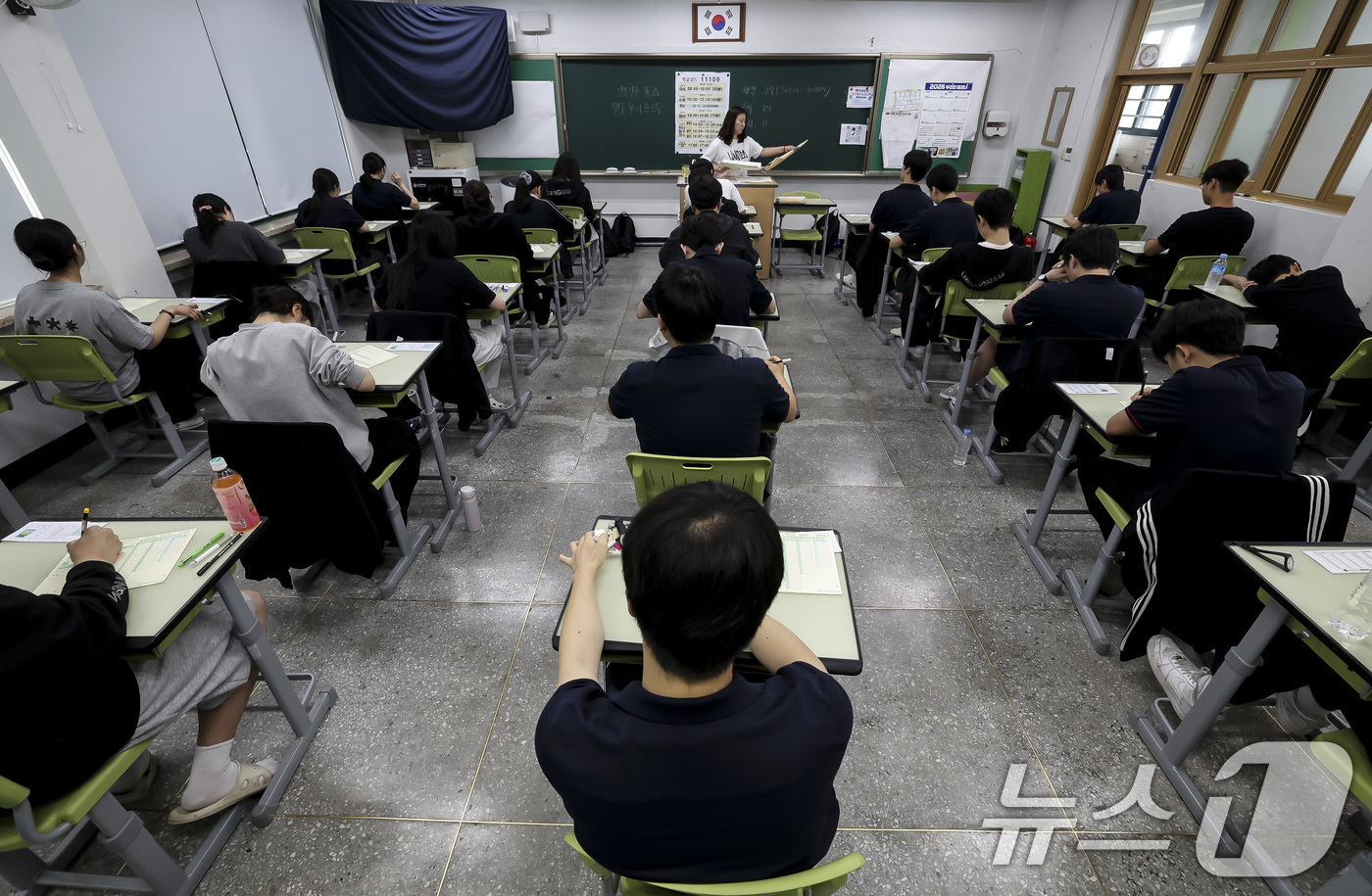 (서울=뉴스1) 사진공동취재단 = 2027학년도 대학수학능력시험 6월 모의평가가 열린 4일 오전 서울 광진구 광남고등학교에서 3학년 학생들이 시험 준비를 하고 있다. 2026.6. …