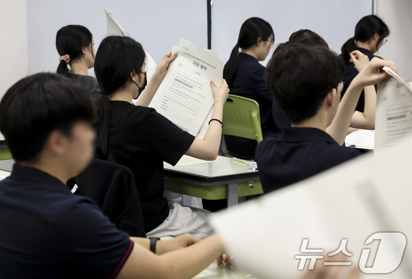 (서울=뉴스1) 사진공동취재단 = 2027학년도 대학수학능력시험 6월 모의평가가 열린 4일 오전 서울 광진구 광남고등학교에서 3학년 학생들이 시험 준비를 하고 있다. 2026.6. …